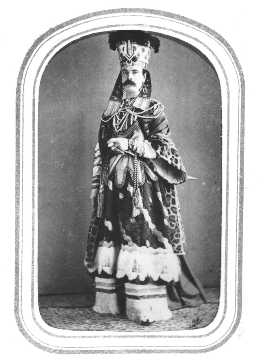 Visitkort af Charles Frederick Worth (1825-95) i fancy kjole, ca. 186O af French Photographer