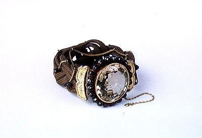 Armbånd tilhørende grevinden af Segur (1799-1834) ca. 1860 (guld, hår og halvædelsten) af French School