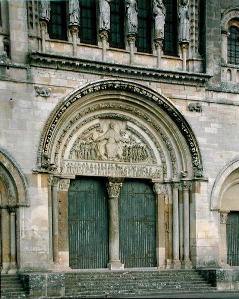 Klosterkirkens centrale portal, 1096-1106, rekonstrueret af Viollet-le-Duc i 1845 af French School