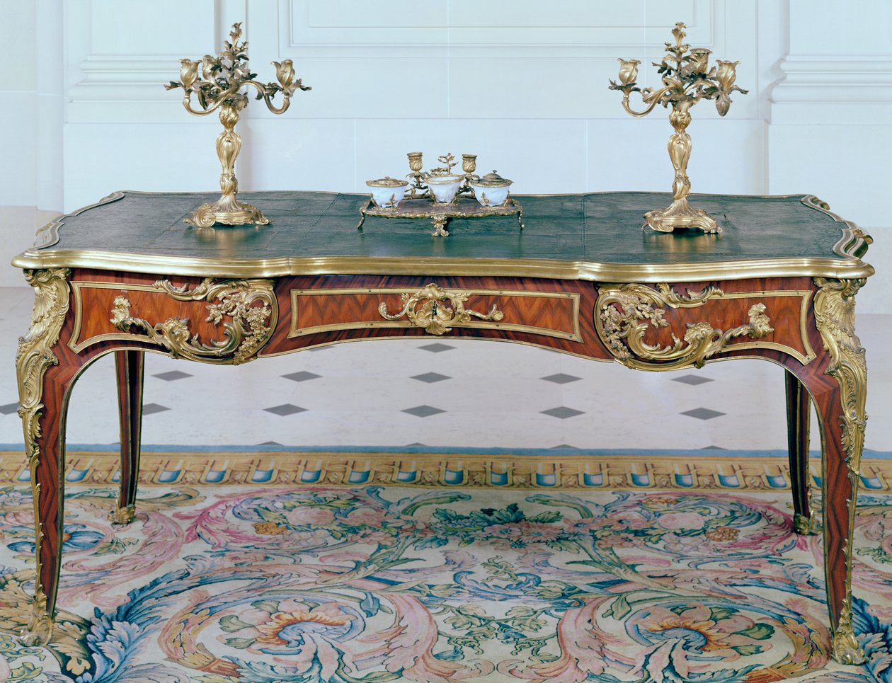 Louis XV bureau-plat, ormolu kandelabre og blækstand, slutningen af 1700-tallet (egefineret med kongetræ) af French School
