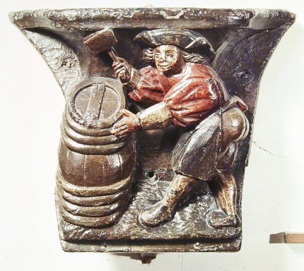 Misericord fra en korbod, der forestiller en mand, der hamrer en tønde, fra kirken Saint-Etienne des Tonneliers, Rouen (polykromt træ) af French School
