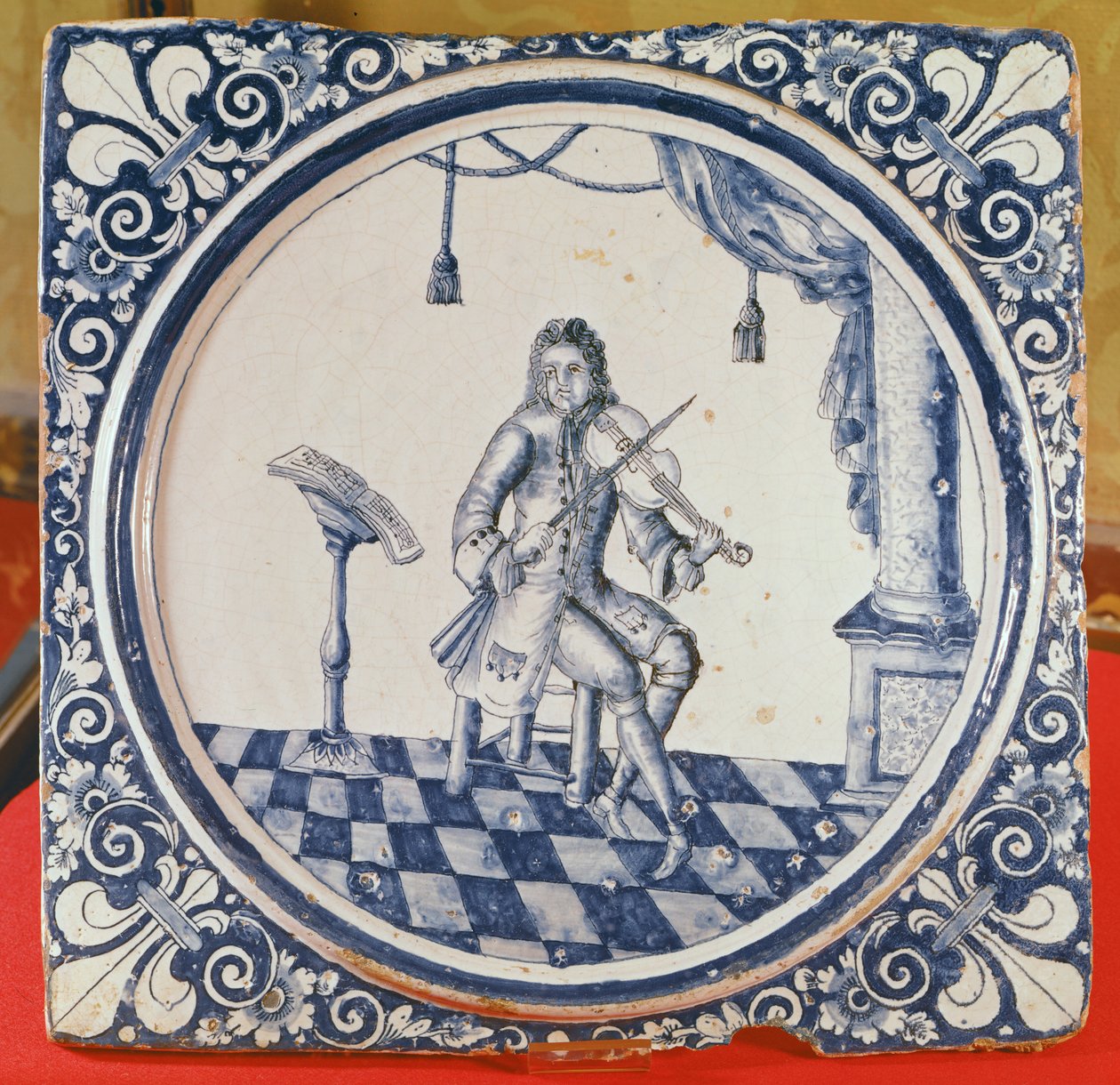 Flise forestillende en violinist, fra Rouen, 1706 (fajance) af French School