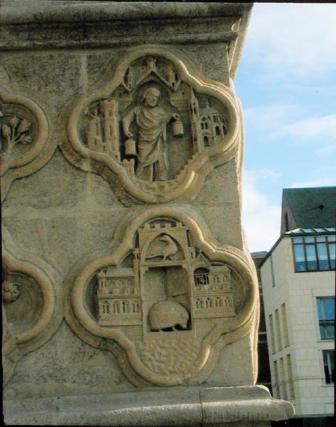 To firkløvere på den midterste venstre stræbepille på vestgavlen, ca. 1220 af French School