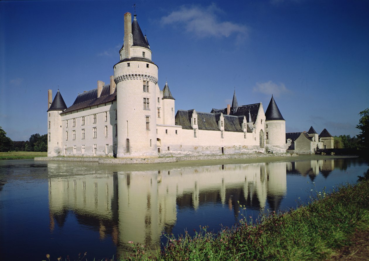 Udsigt over slottet og syd- og østfacaderne af Chateau du Plessis-Bourre, bygget 1468-73 af French School