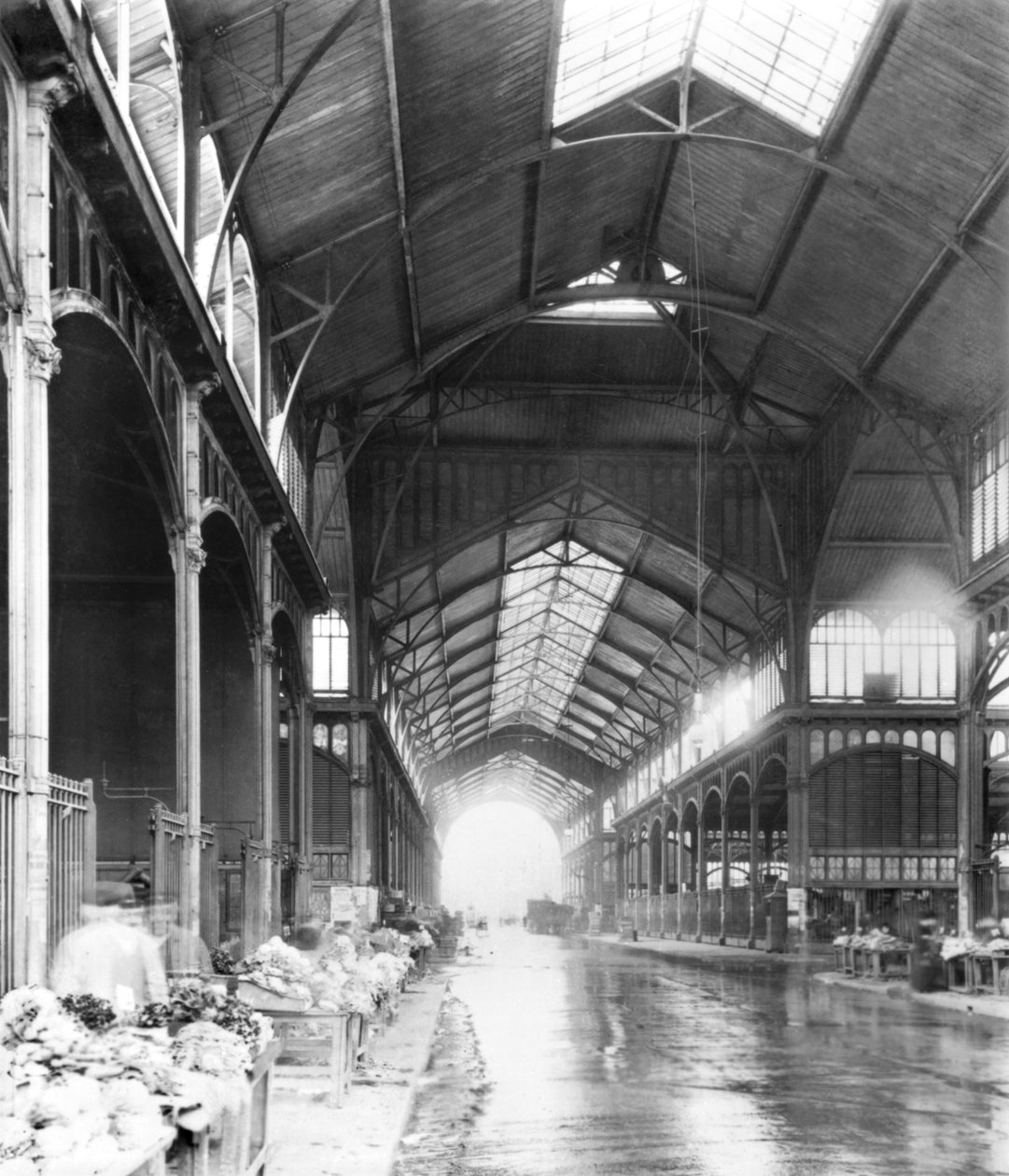 En overdækket gang af Les Halles Central Market, Paris, ca. 1900 af French Photographer