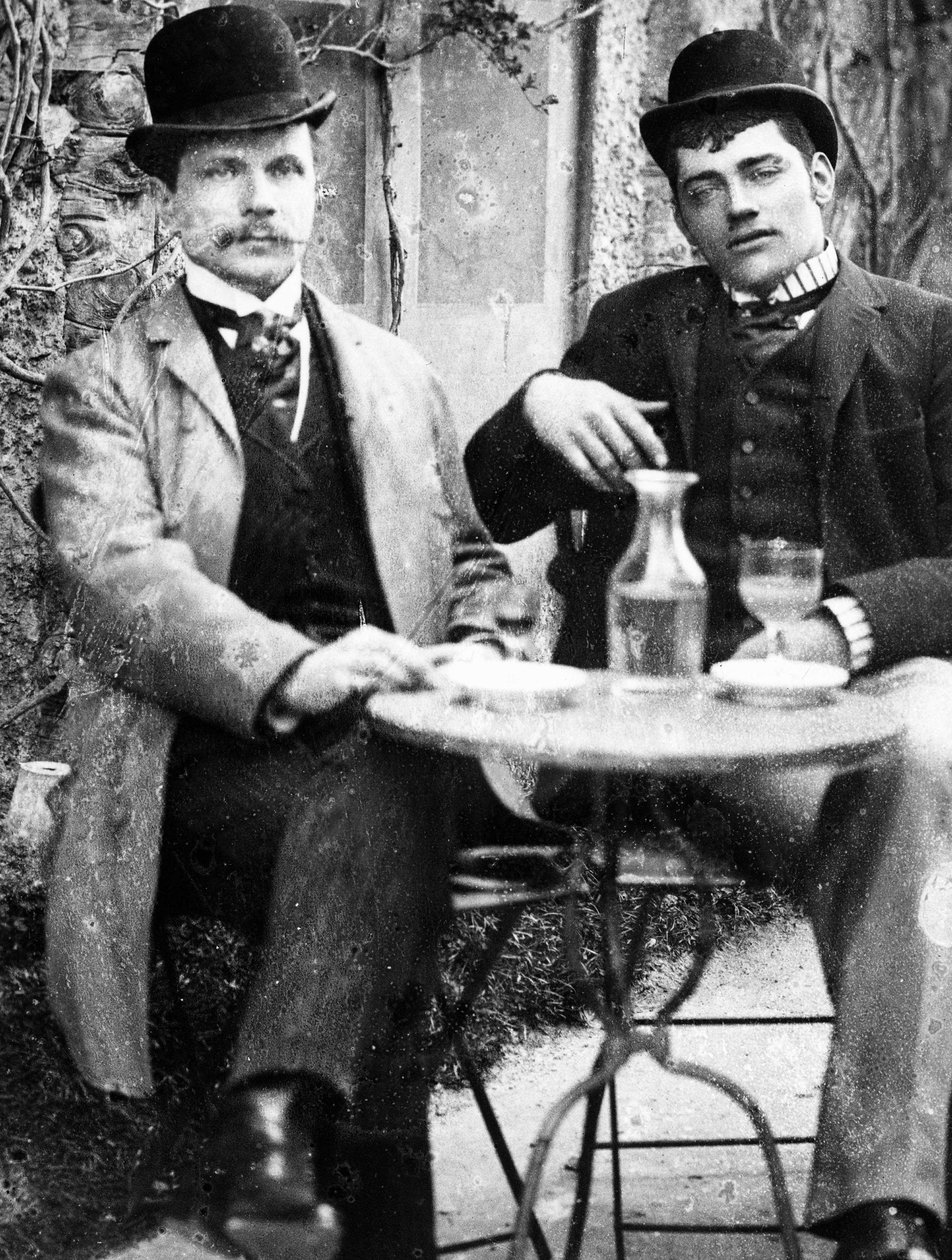 En slottsherre (Ducos) og hans kusk sidder på terrassen til en café og drikker absint - fotografi, omkring 1890 af French Photographer