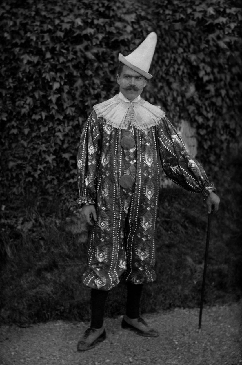 En mand poserer i et klovnekostume i Abbey of Septfontaines, nær Bourmont en Haute Marne. Fotografering sidst i det 19. århundrede. Ducos samling. af French Photographer