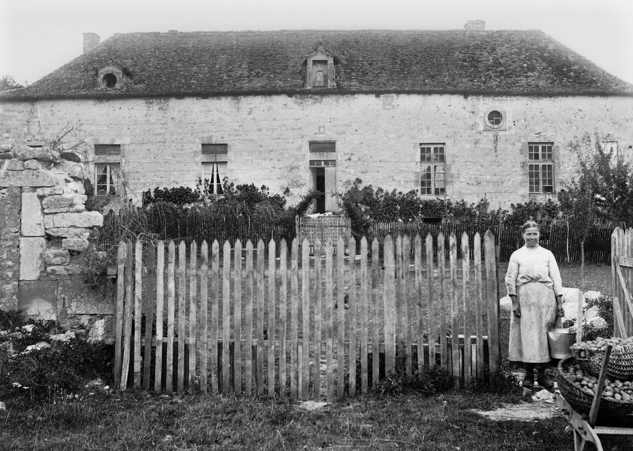En bondekone foran sin gård, i nærheden af Bourmont i Haute Marne. Fotografering sidst i det 19. århundrede. Ducos samling. af French Photographer