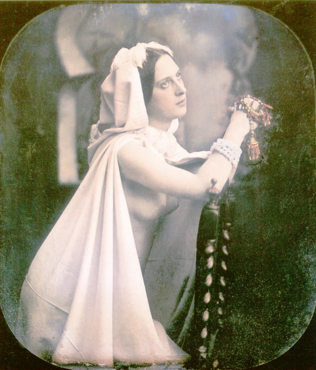 En kvinde knælende på en stol og beder, 1850 (håndfarvet stereoskopisk daguerreotypi) af French Photographer