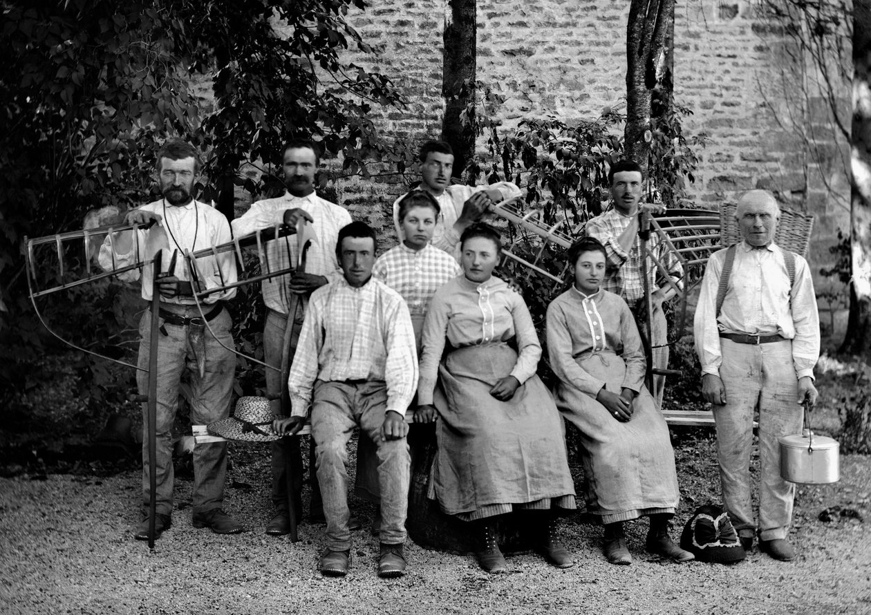 Landbrugsarbejdere og deres værktøj, falsk, rateau-ertrier (rive ertrier), flettet kurv og modtager til samlingen, i en gård nær Bourmont i Haute-Marne (Haute Marne), ca. 1890. Fotografi. Ducos samling. af French Photographer