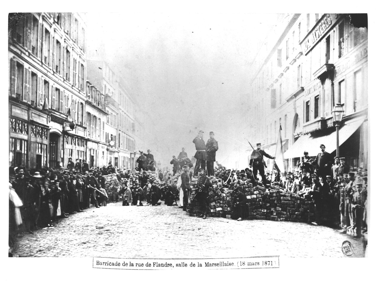 Barrikade i Rue de Flandre, under Kommunen i Paris af French Photographer