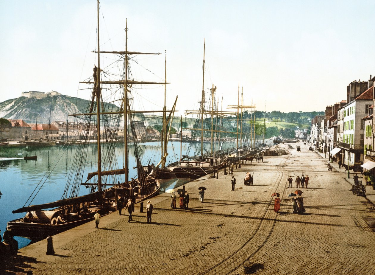 Både lagde til i Cherbourg med det gamle fort i baggrunden, 1890-1900 af French Photographer