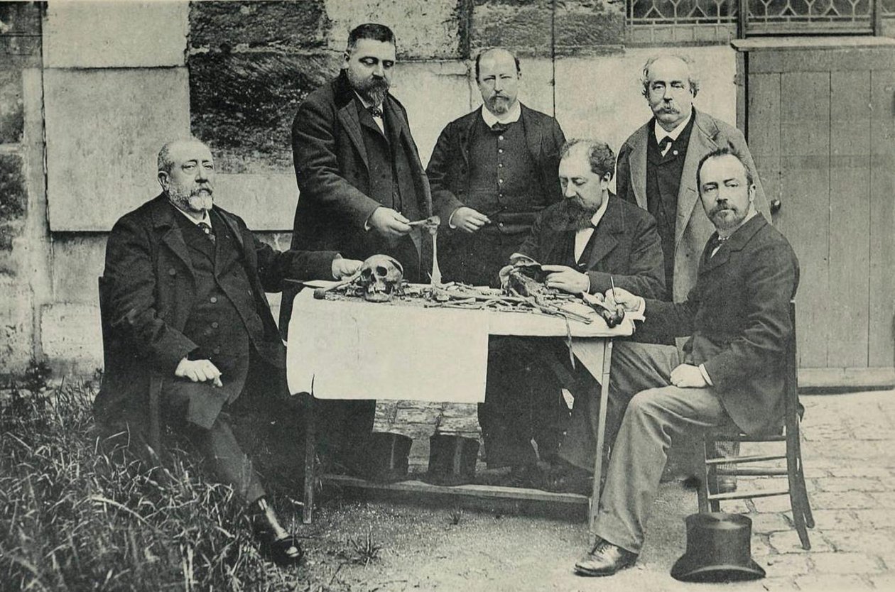 Knogler af en ung mand, opgravet i 1846, fejlagtigt tilskrevet Louis XVII, venstre mod højre, Magitot, de Backer, Quetin, Bilhaut, Talrich, Manouvrier af French Photographer