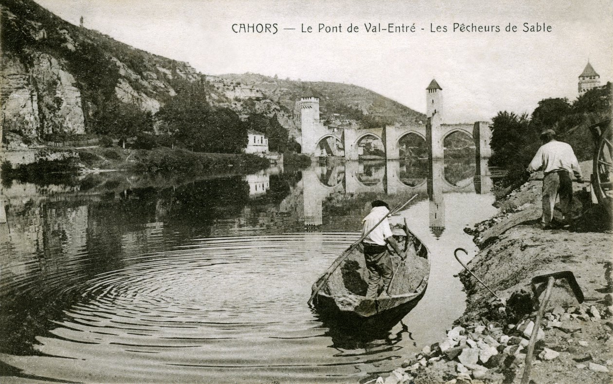 Cahors i begyndelsen af det 20. århundrede: sandfiskere og deres båd på Lot, broen over Val-entre (Valentre) af French Photographer