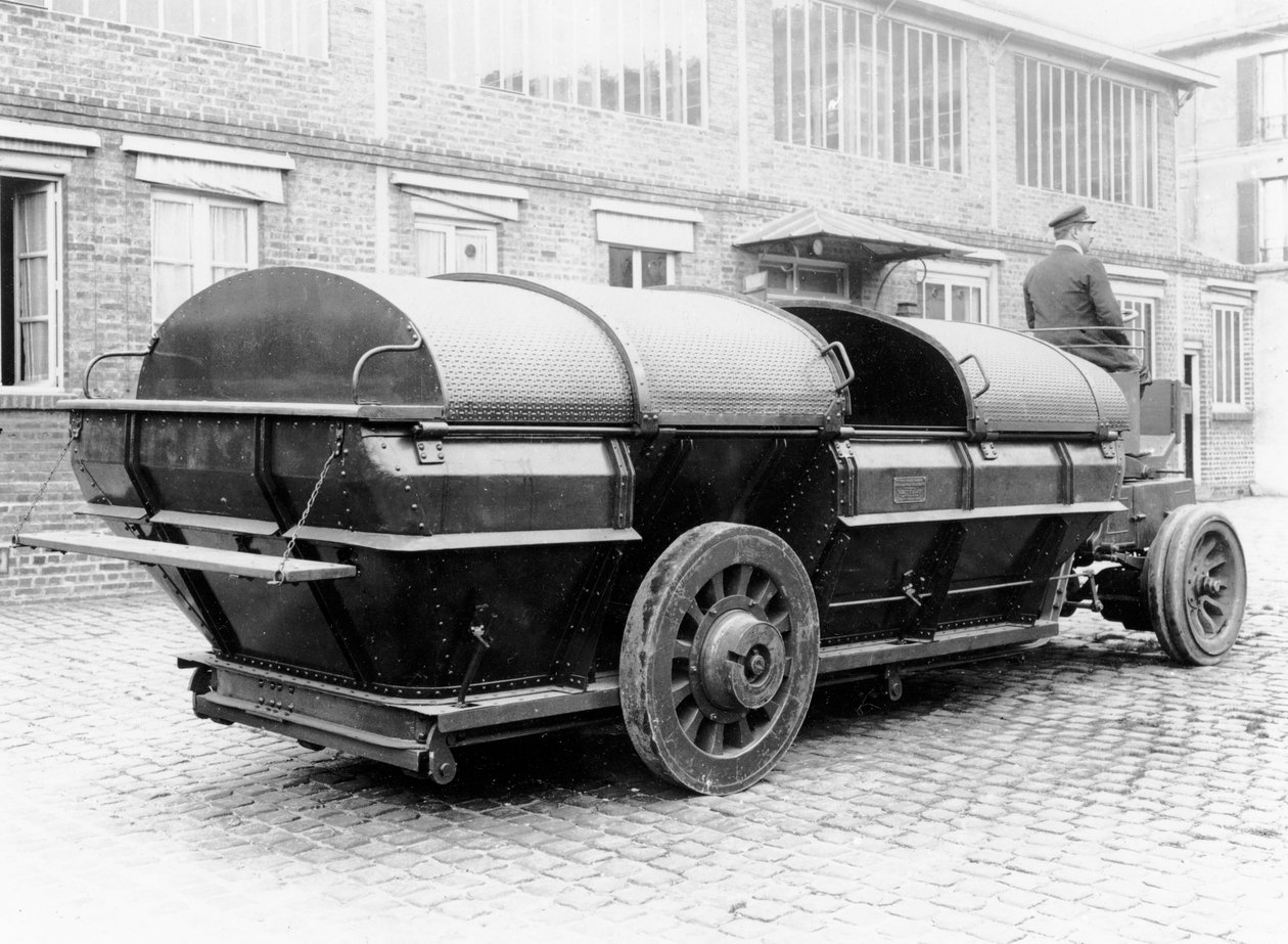 Lukket autovogn til transport af husholdningsaffald, 1912 af French Photographer