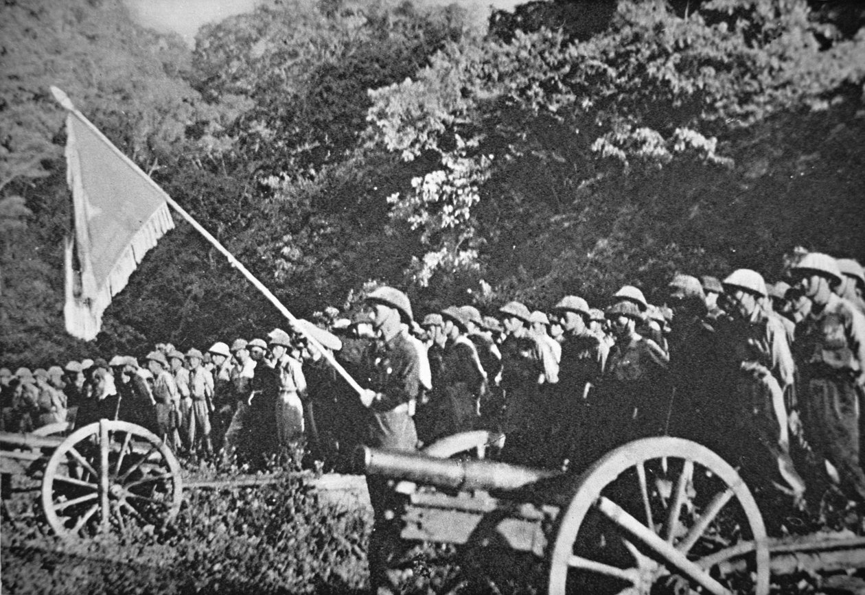Kommunistiske Viet Minh-tropper i parade med let feltartilleri under belejringen af Dien Bien Phu, november 1953-maj 1954 (farve litho) af French Photographer
