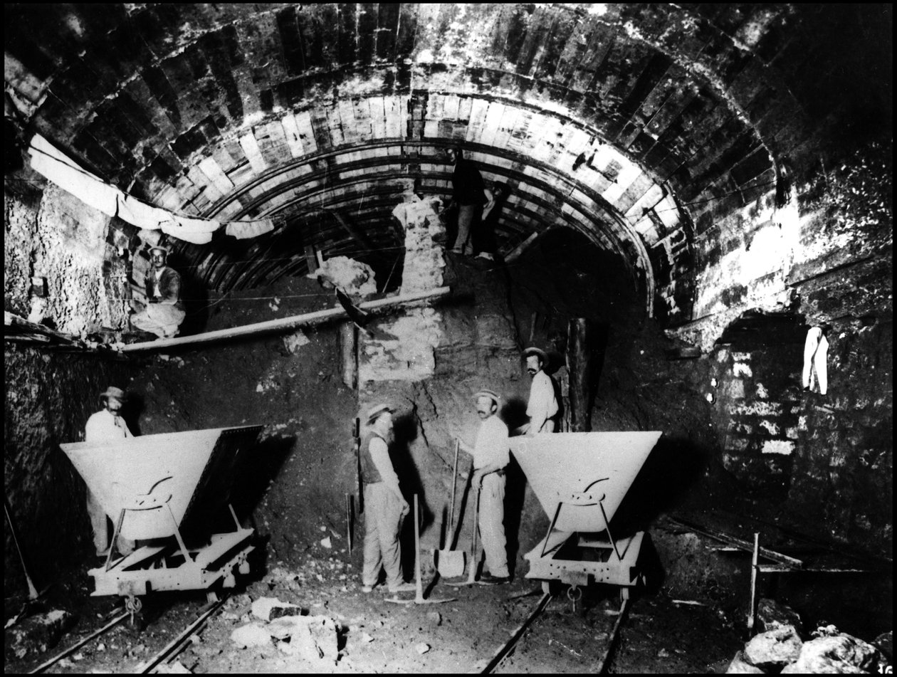 Opførelse af Paris metro - værker af metropolitan: tunnelboring på linje 1 - fotografi af French Photographer