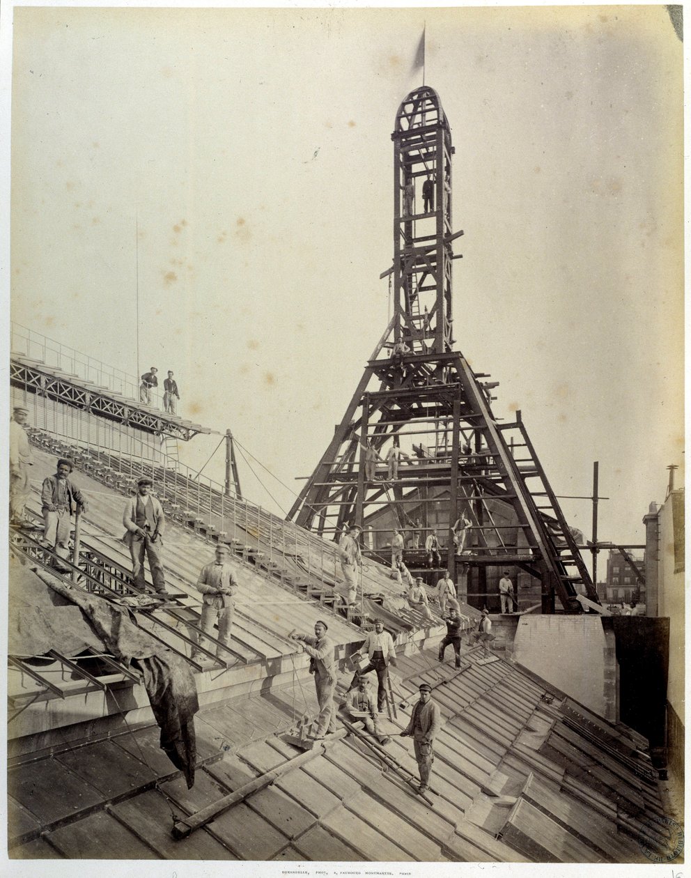 Opførelse af den nationale rabattæller i Paris (eller CNEP: en af de fire banker, der grundlagde BNP Paribas): arbejdere på glas og stilladser (maj 1881). Paris, Bhvp af French Photographer