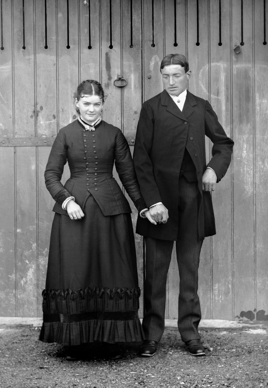 Par på søndag for at fejre deres søns første nadver, nær Bourmont i Haute-Marne (Haute Marne), omkring 1880. Ducos Collection. af French Photographer