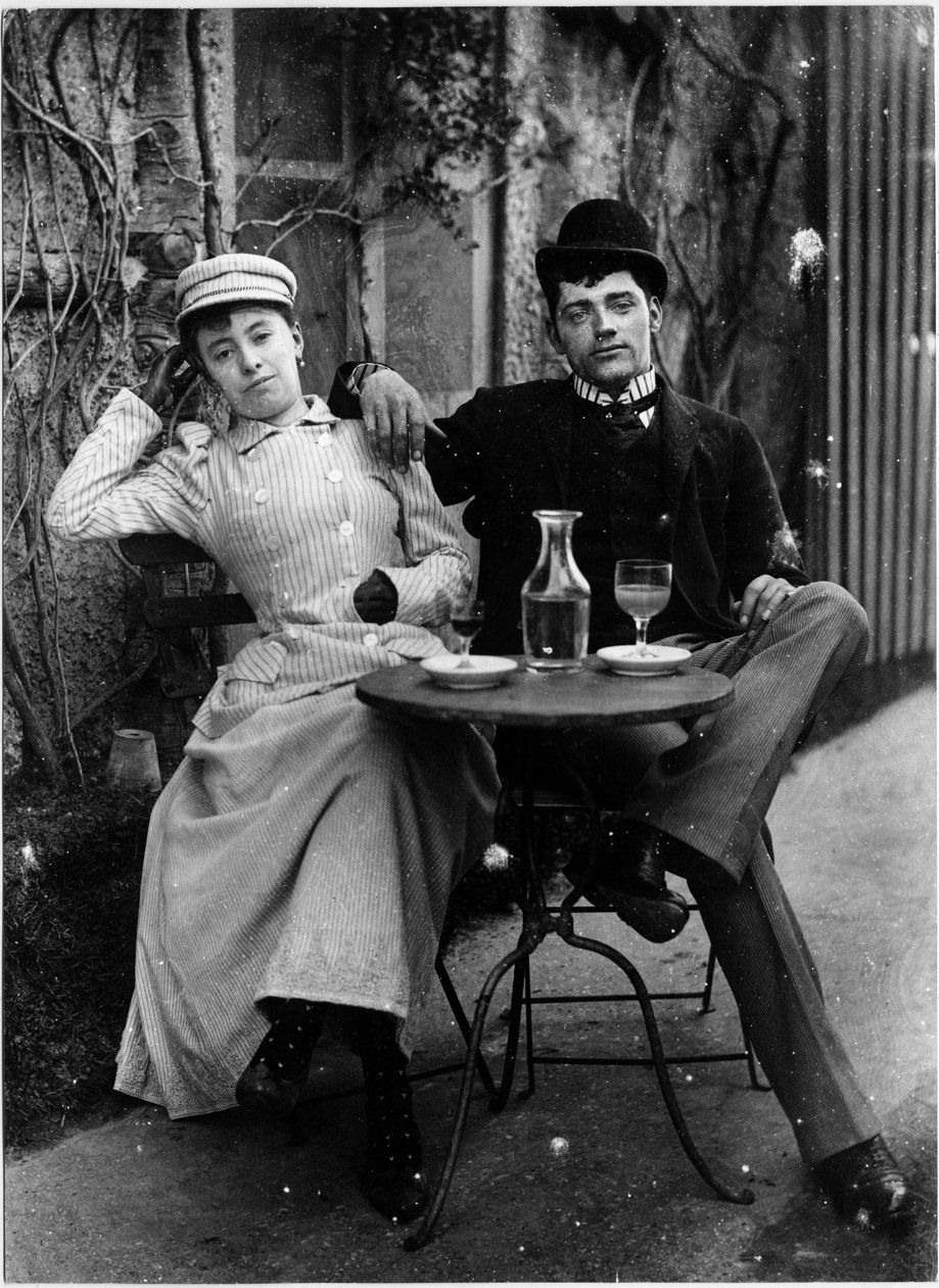 Par på terrassen til en café og drikker absint - fotografering, omkring 1890 af French Photographer