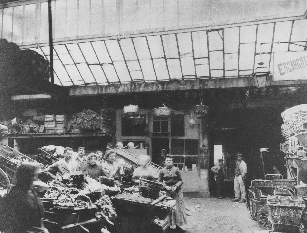 Cour du Heaume, rue Pirouette, Les Halles, Paris, 1910 af French Photographer