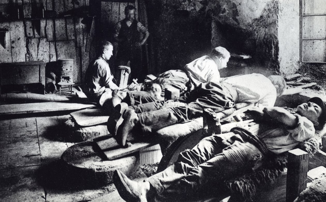 Bestikkere på arbejde i Thiers, slutningen af det 19. århundrede (s/h-foto) af French Photographer