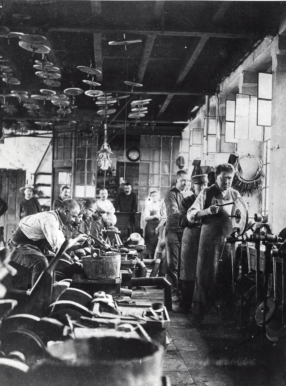 Bestikkere på arbejde i værkstedet, Frankrig, slutningen af det 19. århundrede (s/h-foto) af French Photographer