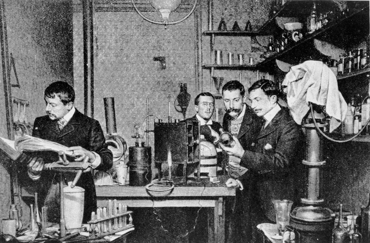 Direktører for Society of Alchemy and Astrology of France i deres laboratorium, 1903 af French Photographer