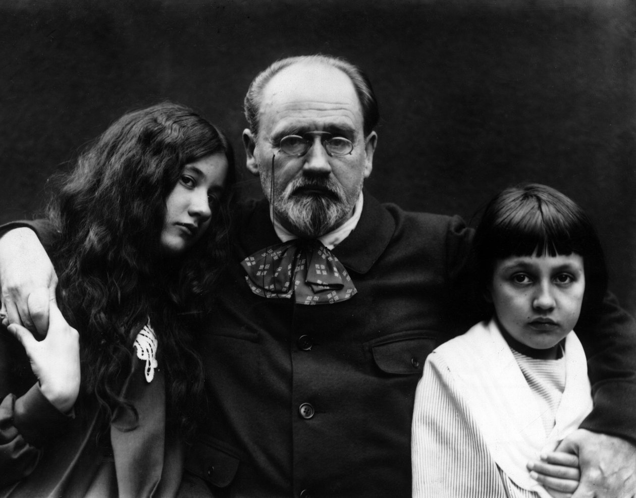 Emile Zola (1840-1902), forfatter og fransk journalist, i haven ved Verneuil-sur-Seine (Yvelines) med sine børn Denise og Jacques. - Emile Zola (1840-1902), fransk forfatter og journalist, i hans hjem af Verneuil-sur-Seine (Yvelines) og hans ch. af French Photographer
