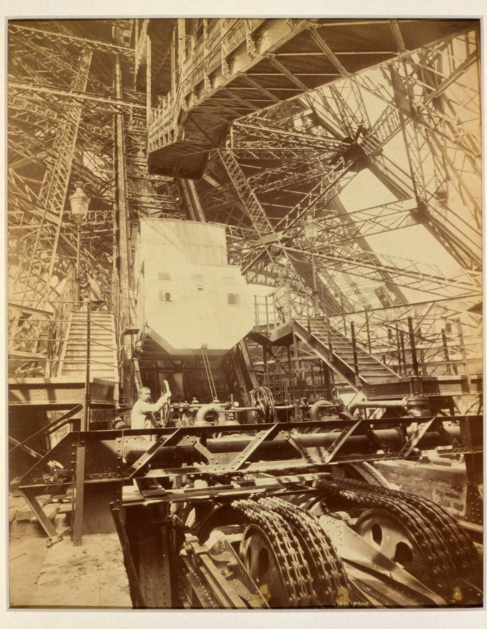 Udstyr til at betjene elevatorsystemet på Eiffeltårnet, ca. 1888 af French Photographer