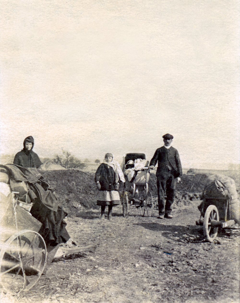 En bondefamilie på flugt fra kampene nær Boulogne-la-Grasse af French Photographer