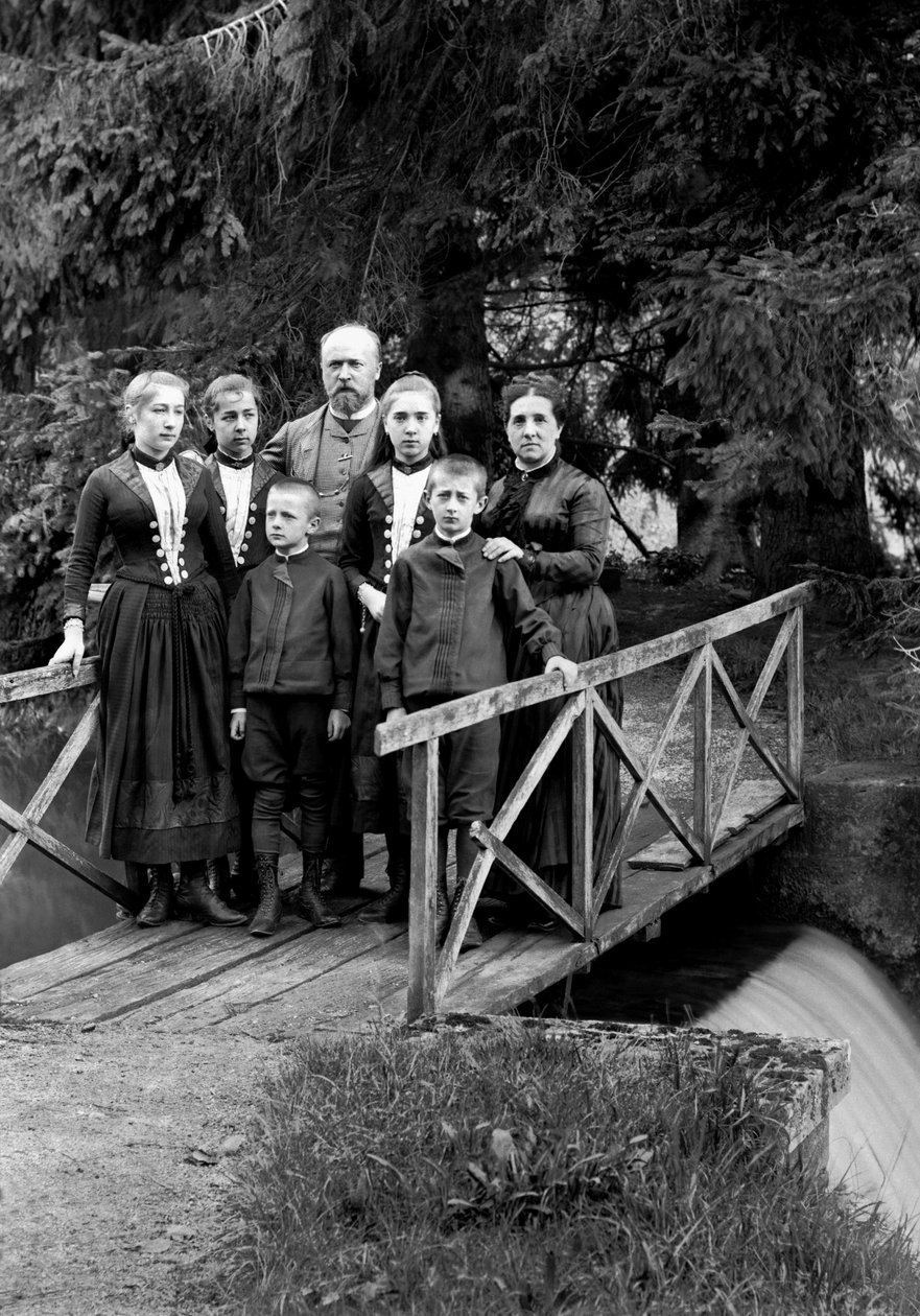 Familie af byboere, poserer i deres have, nær Bourmont i Haute-Marne (Haute Marne), ca. 1880. Ducos Collection. af French Photographer