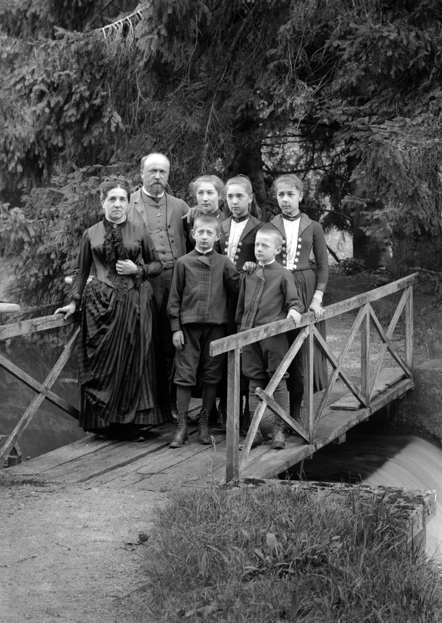 Familie af byboere, poserer i deres have, nær Bourmont i Haute-Marne (Haute Marne), omkring 1880. Fotografi. Ducos samling. af French Photographer
