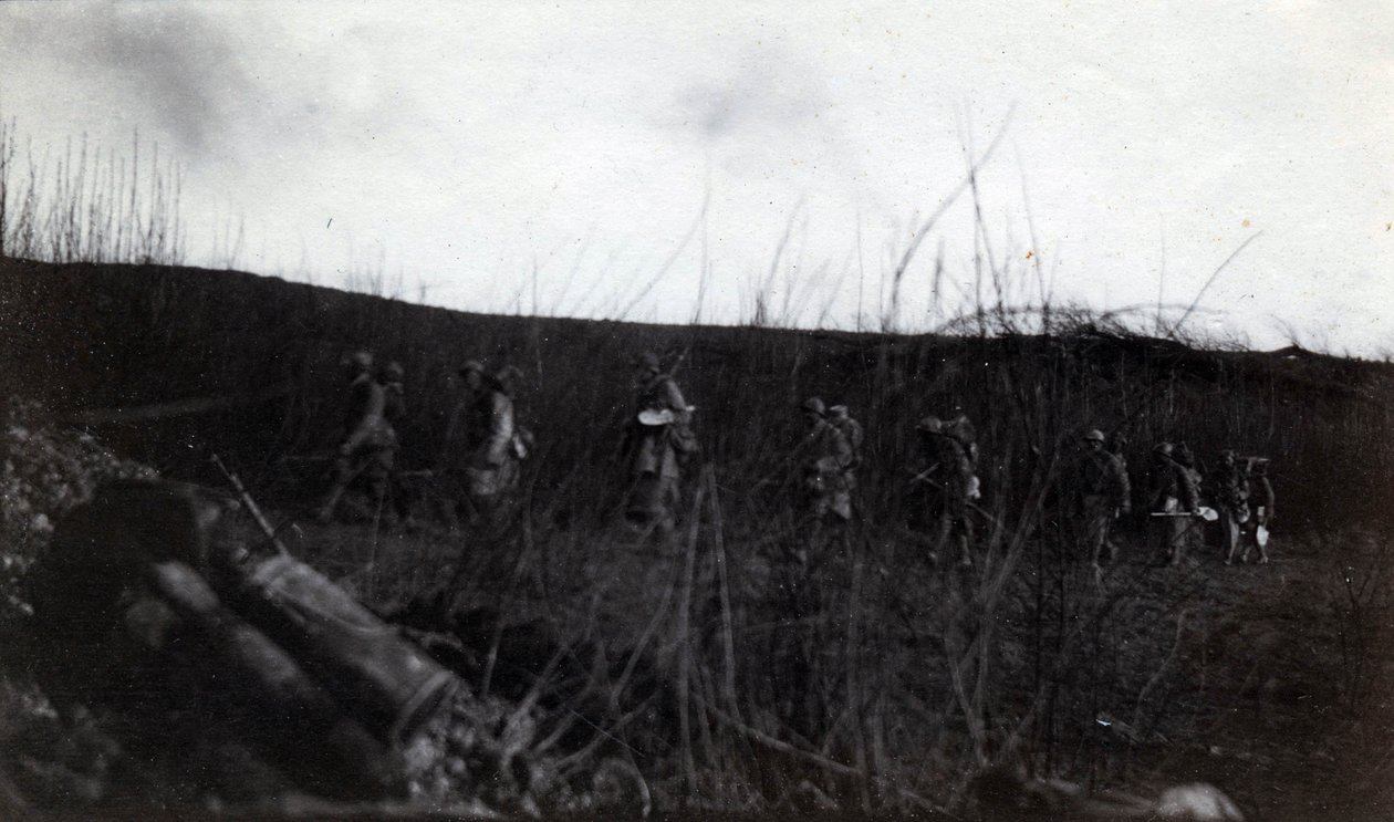 Første Verdenskrig (1914-1918): en gruppe soldater, der marcherer mod Rocour (Saint Quentin) (Aisne) af French Photographer