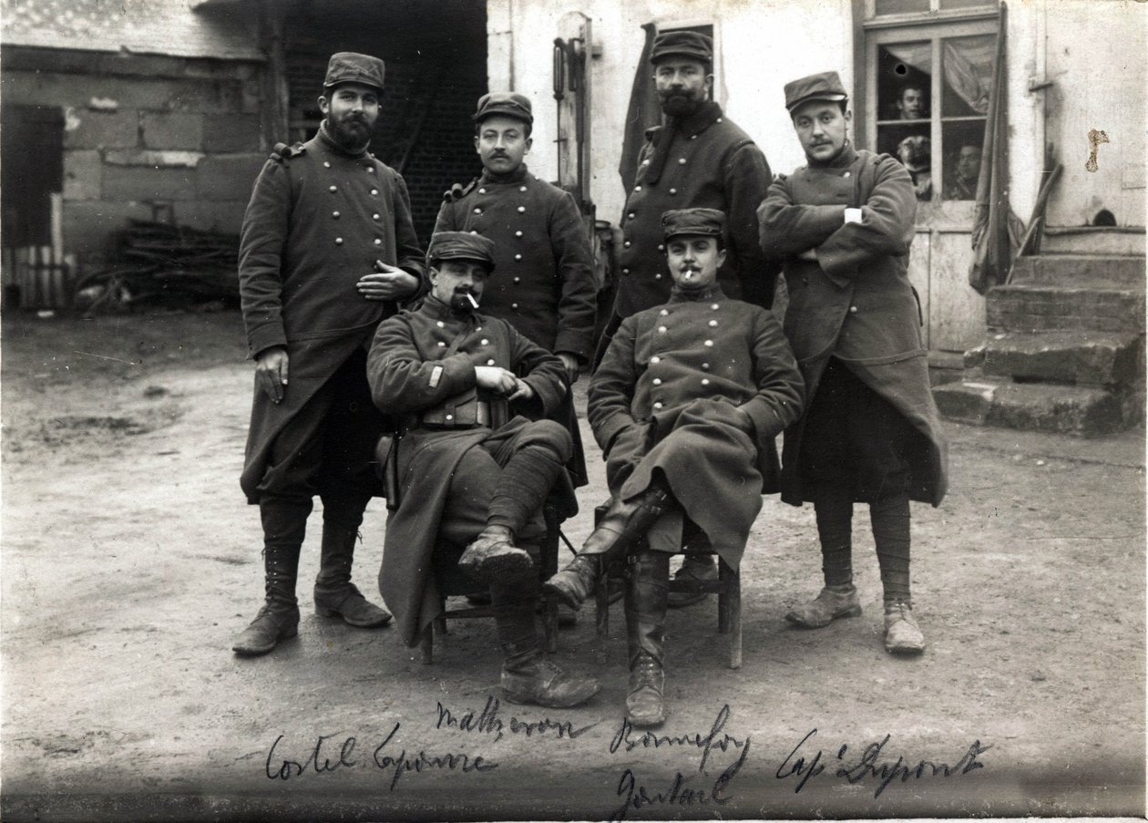 Første Verdenskrig (1914-1918): telefonister og sekretærer for generalstaben hos oberst Debenedetti (?) gård Laroque nær Roye sur Matz (Roye-sur-Matz, Oise). marts 1915 af French Photographer
