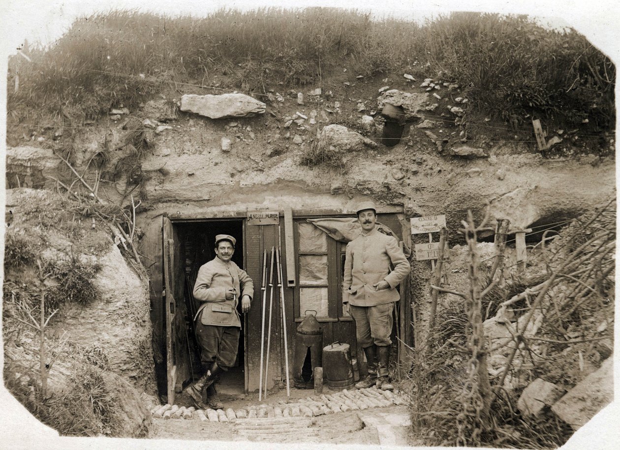 Første Verdenskrig (1914-1918): kommandoposten for løjtnant De Benedetti, sekretæren til venstre, bataljonsofficeren til højre. Mellem dem, sikringer signaler, periskop, torpedoer. 05/1916 af French Photographer