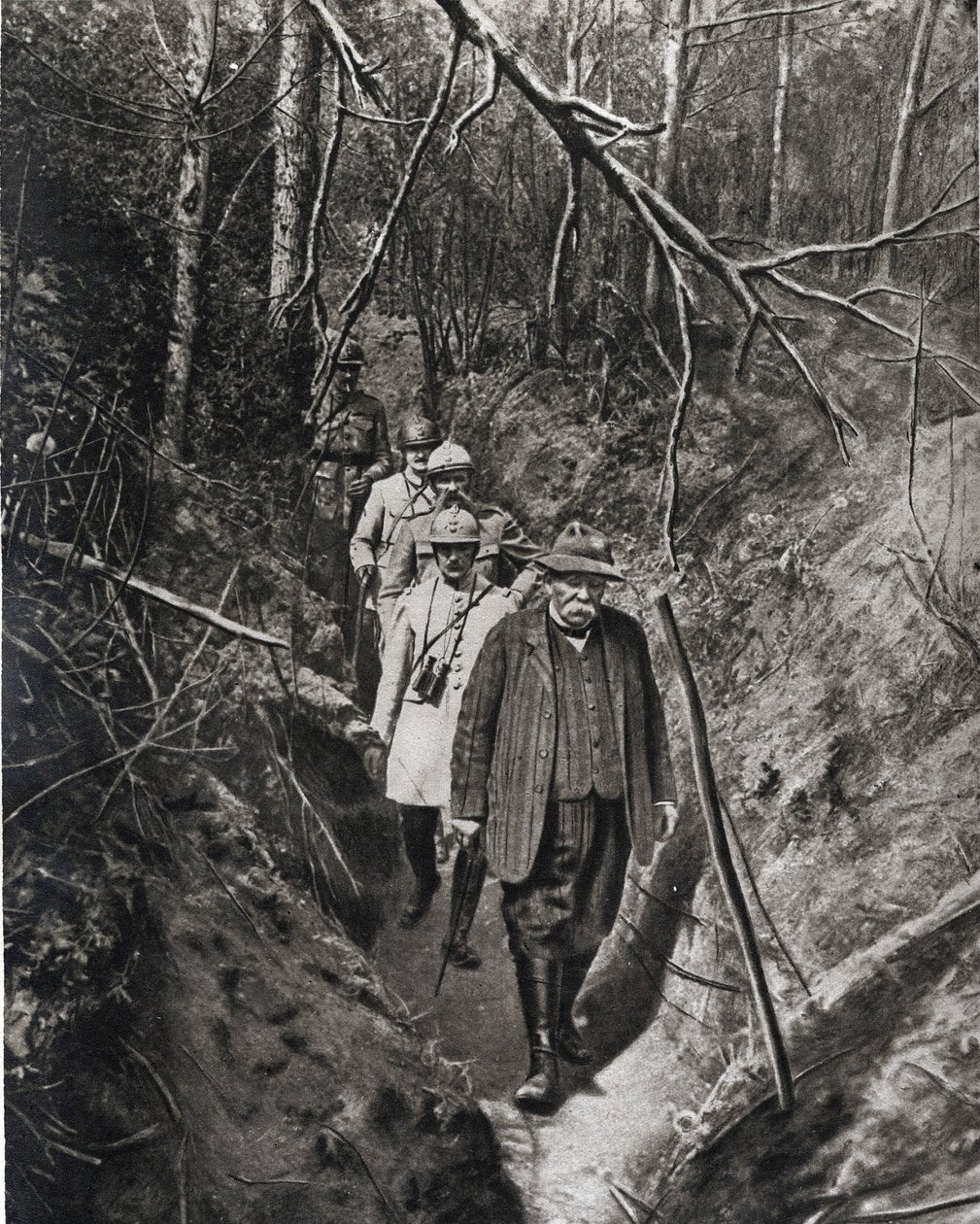 Første Verdenskrig: "Rådsformand Georges Clemenceau krydser under et af sine hyppige besøg ved fronten sammen med sine generaler en skyttegrav (tarm)" I "Spejlet" 1918 af French Photographer