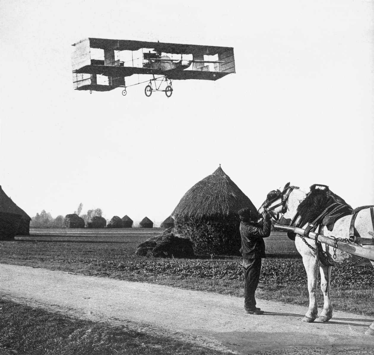 Flyvning af Henri Farman (1874-1958) fra Chalons til Reims, 1908 af French Photographer