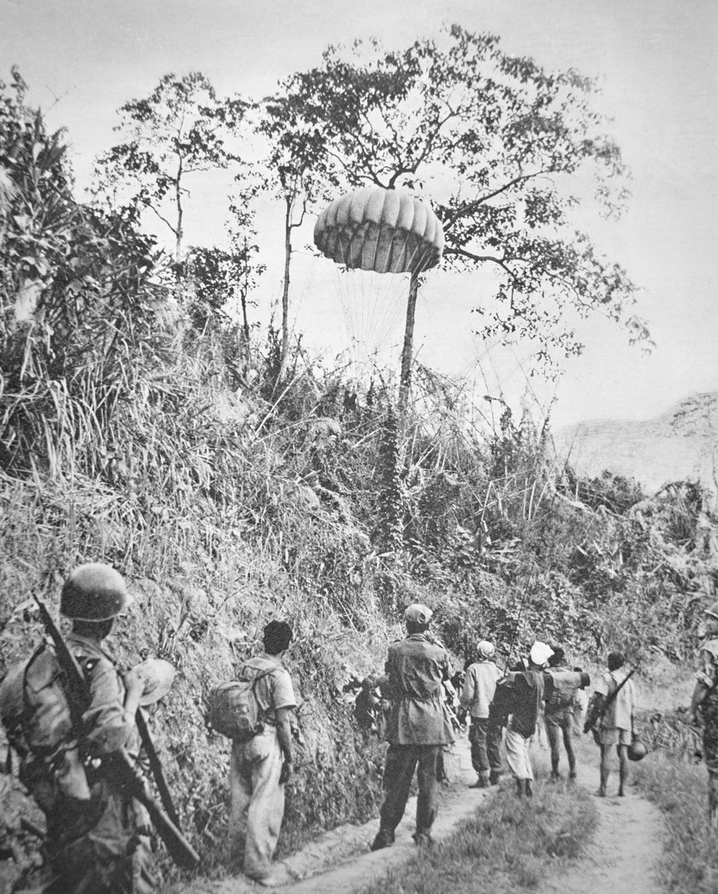 Franske og vietnamesiske soldater genvinder forsyninger, der var sat i faldskærm til dem under belejringen af Dien Bien Phu, november 1953-maj 1954 (s/h foto) af French Photographer