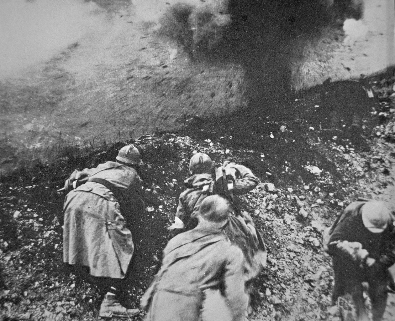 Fransk infanteri under beskydning fra tysk artilleri under slaget ved Verdun af French Photographer