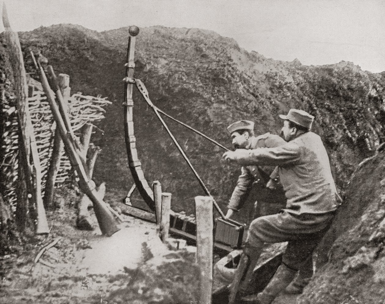 Franske soldater, der bruger en katapult til at slynge bomber under Første Verdenskrig, fra The Illustrated War News, 1915 af French Photographer