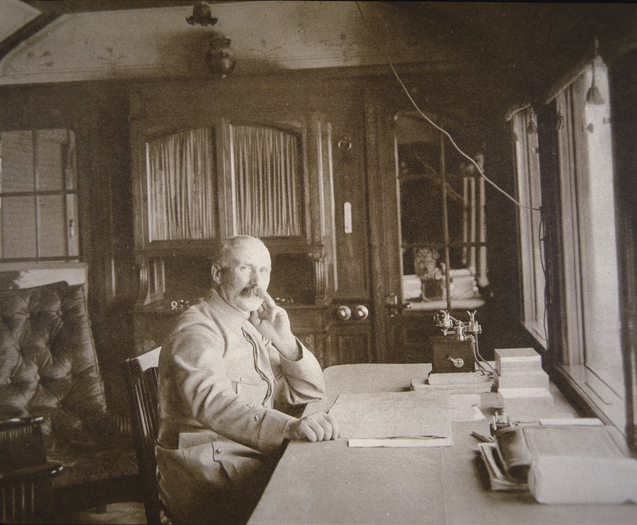General Pétain i sin jernbanevogn-salon-hovedkvarter under slaget ved Verdun, februar-december 1916 (s/h foto) af French Photographer
