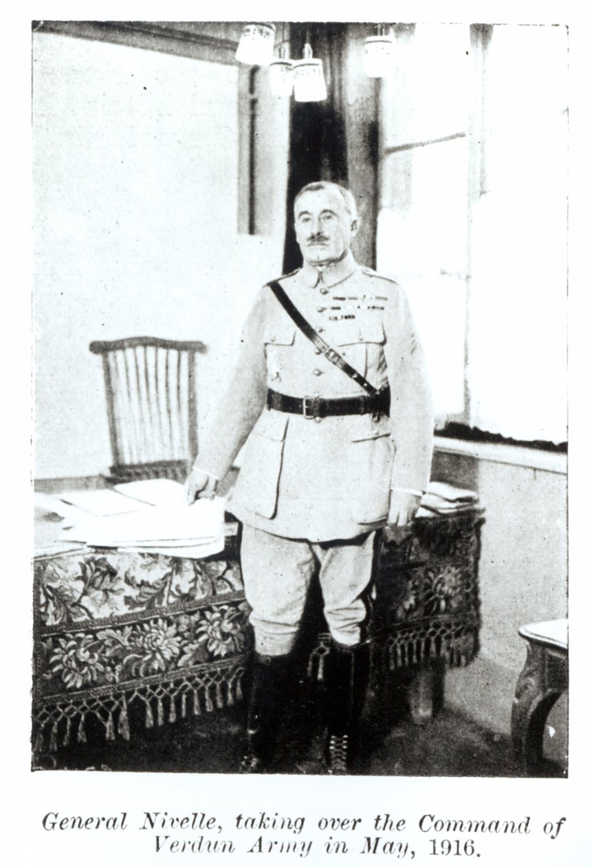 General Robert Nivelle (1856-1924) Overtager kommandoen over hæren ved Verdun, maj 1916 (bw foto) af French Photographer