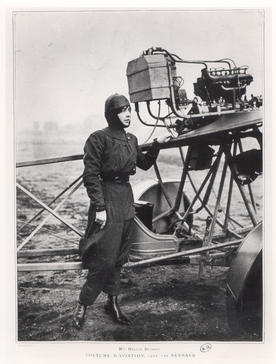 Helene Dutrieu (1877-1961) stående ved siden af et fly, før 1914 af French Photographer