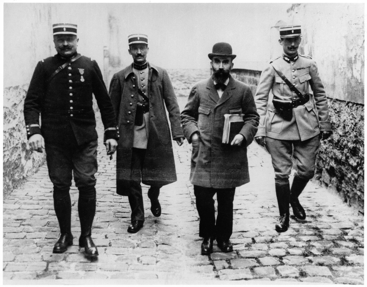 Henri Desire Landru (1869-1922) med tre politimænd, ca. 1919 af French Photographer