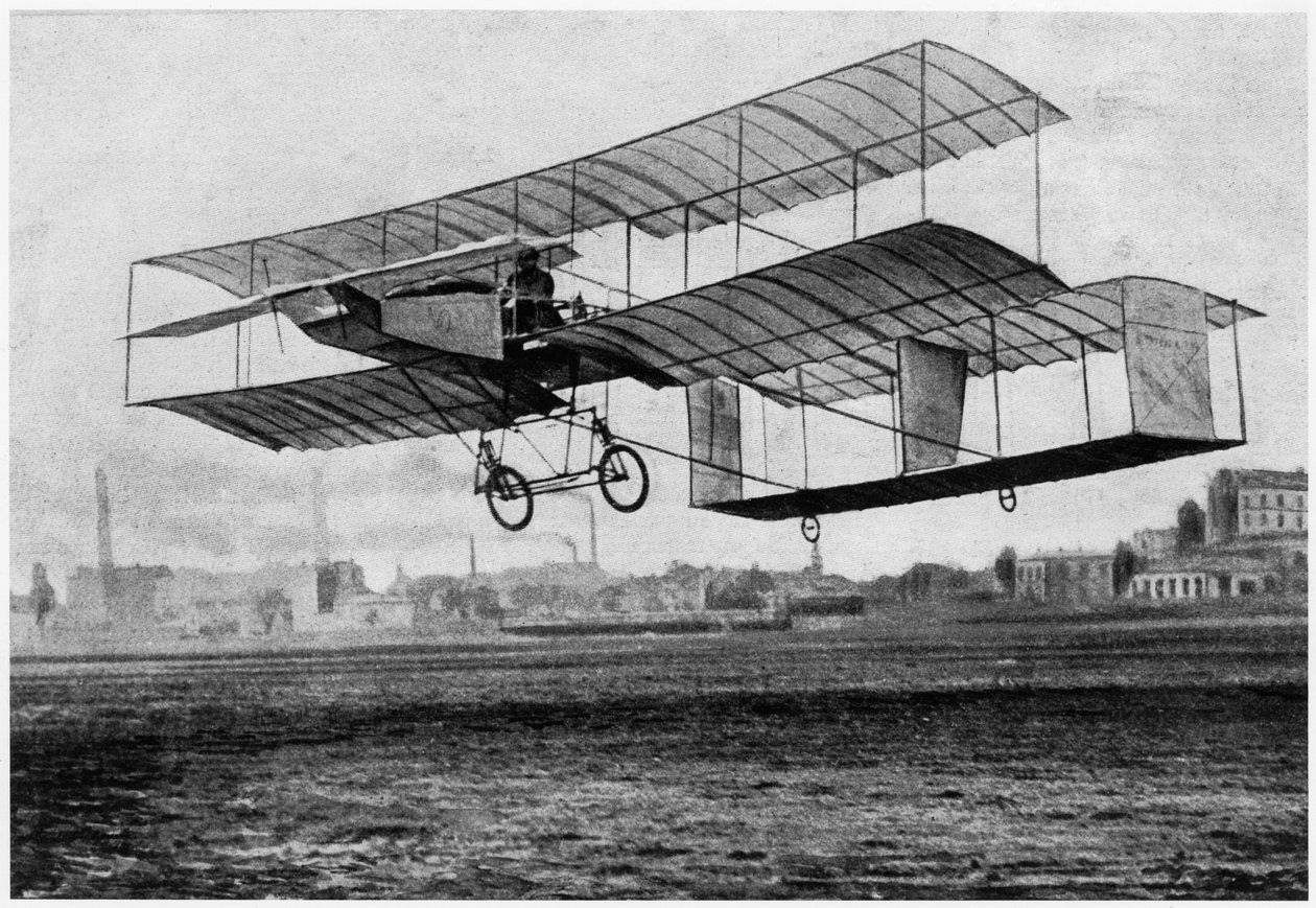 Henri Farman (1874-1958) ved Issy-les-Moulineaux i sit fly Voisin-Farman 1, 1907 (photolitho) af French Photographer