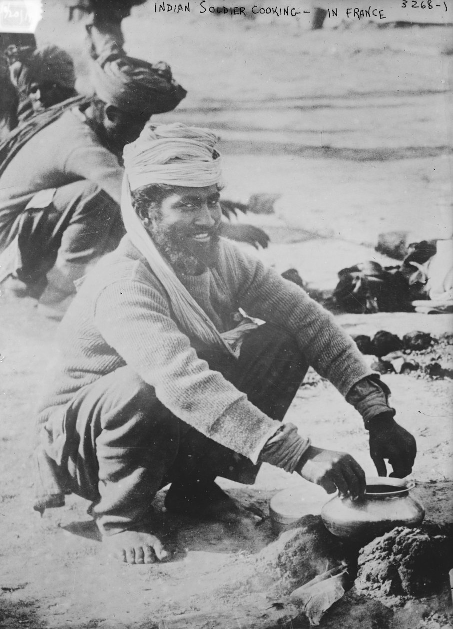 Indisk soldat madlavning i Frankrig, 1914-15 af French Photographer