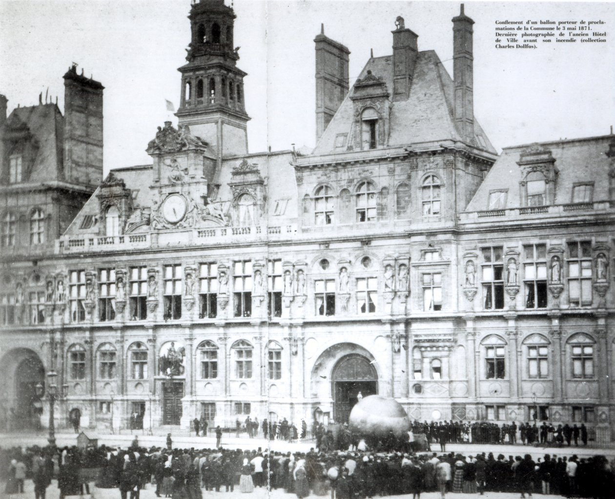 Opblæsning af en ballon med kommunens erklæringer på uden for Hotel de Ville, Paris, 3. maj 1871 af French Photographer