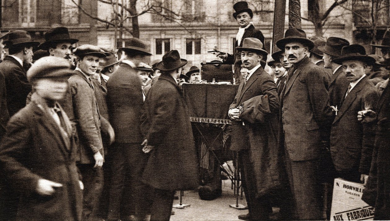 Les petits metiers de Paris: le camelot du boulevard. af French Photographer