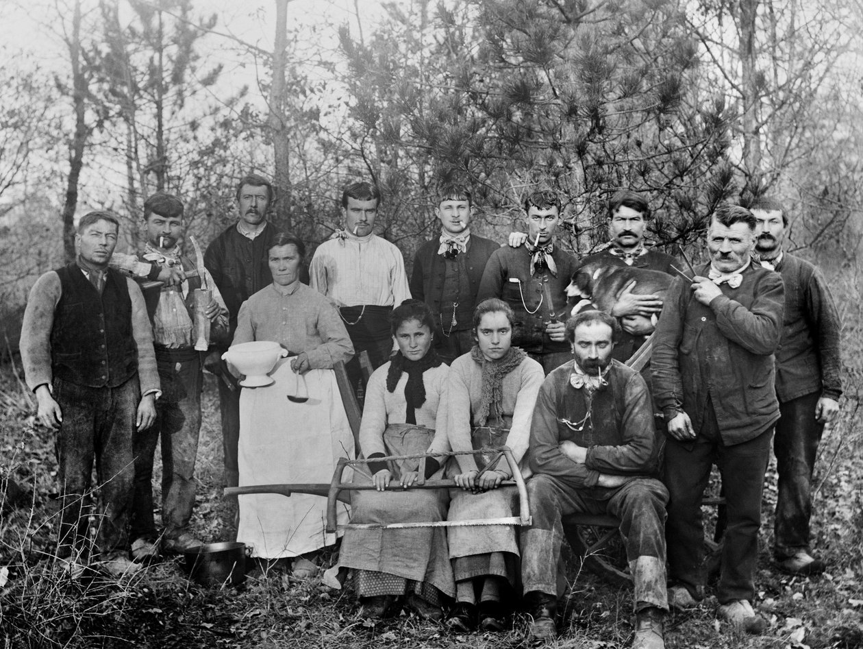 Træfældningslejr med deres familie, Chaumont-regionen, Haute Marne, ca. 1880. Ducos Collection. af French Photographer